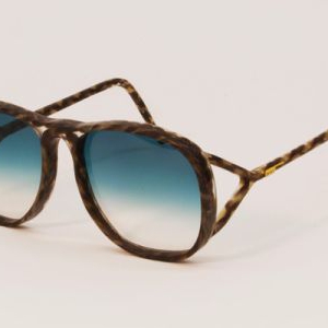 頭發(fā)的新用途——眼鏡框