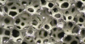 提高電動車電池能量的多孔鋁合金