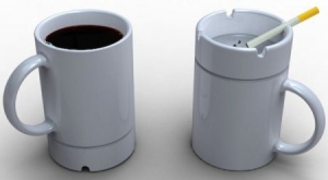 帶煙灰缸的咖啡杯