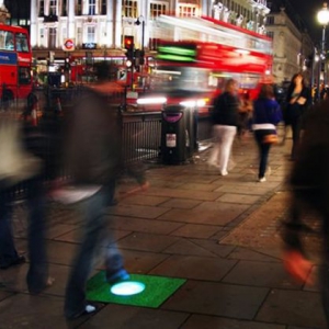 行人發(fā)電瓷磚