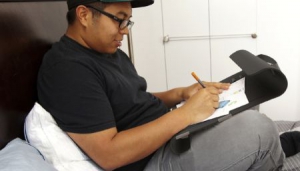 便攜多用途學(xué)習(xí)桌