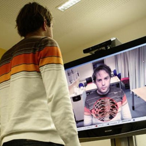 顯示人體內(nèi)部結(jié)構(gòu)的鏡子