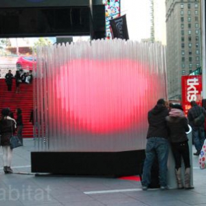 紐約時(shí)代廣場(chǎng)上“跳動(dòng)的心”雕塑
