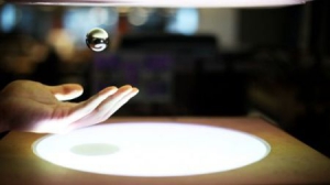 “自由”的漂浮小球