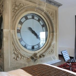 巨大的“鬧鐘”客房