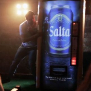 碰撞才能購物的啤酒販售機