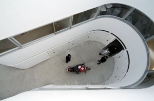 專為摩托迷設計的U型住宅