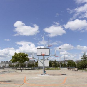 多人玩耍的樹狀籃球架