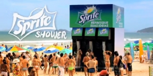 清爽夏日的“雪碧”沙灘淋浴