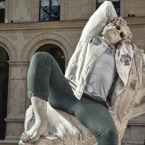 穿著時尚的古代人物雕像