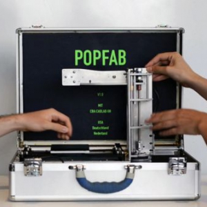 手提箱內(nèi)的便攜3D打印機