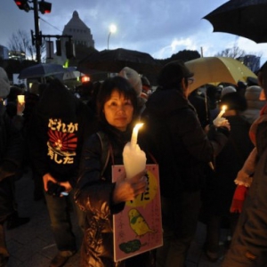 表示抗議的中指蠟燭