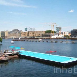 柏林施普雷河上的漂流游泳池