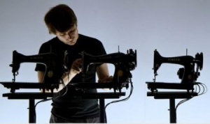 演奏樂曲的縫紉機(jī)