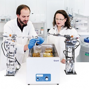 實(shí)驗(yàn)室里的樂高機(jī)器人助手