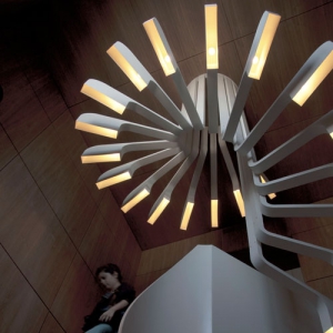 巧妙的旋轉(zhuǎn)樓梯燈