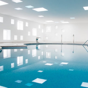 矩形控的最愛——陽光明媚的室內(nèi)泳池和 SPA 設(shè)計(jì)