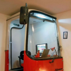 報(bào)廢公交車頭改造的私人工作間