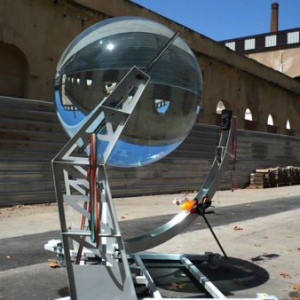 巨大的玻璃球透鏡太陽能發(fā)電裝置