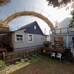 住宅區(qū)內的瞭望小木橋