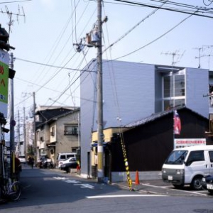 ＂V＂字內(nèi)凹窗緊湊住宅