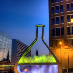 巨大的燒瓶藝術(shù)雕塑