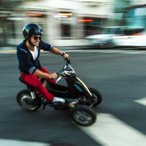 三輪側(cè)傾式電動(dòng)代步車