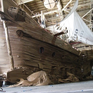 牛人用紙板制作的巨型海盜船