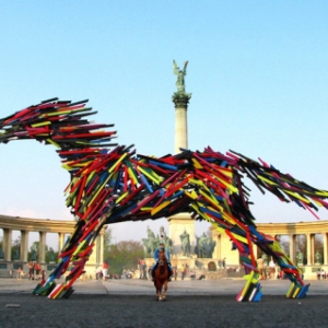 巨大的木板動物雕塑