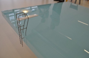 以假亂真的游泳池桌