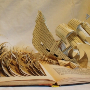 應景的小說主角紙雕