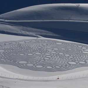 雪地上的巨幅藝術(shù)畫