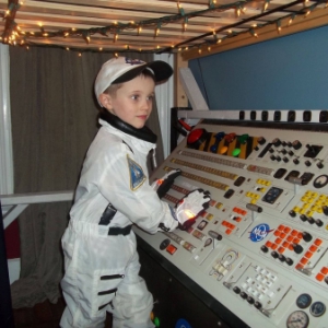 由舊電視面板改造而來的航天飛機(jī)控制臺(tái)