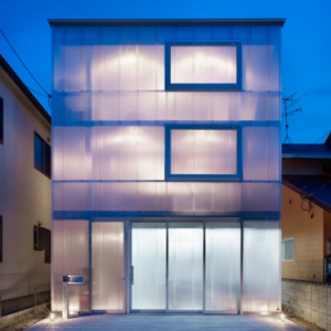 燈光盒子之靜謐的塑料墻住宅