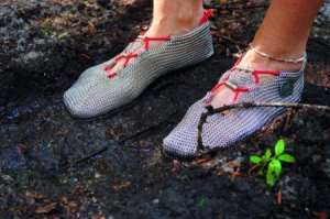 裸腳鐵網(wǎng)戰(zhàn)靴