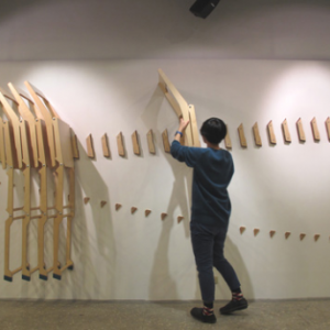 掛在墻上的折疊椅