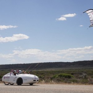 依靠風(fēng)箏橫跨澳洲大陸的電力小車