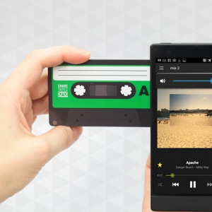 通過傳統(tǒng)方法發(fā)送數(shù)字祝福的音樂卡帶