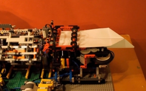 樂(lè)高打造的紙飛機(jī)制作機(jī)