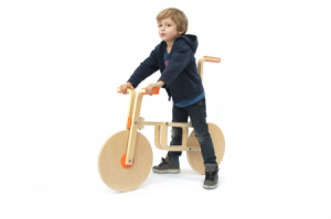 由宜家板凳組裝的童車