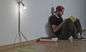 倚墻休息的臺燈