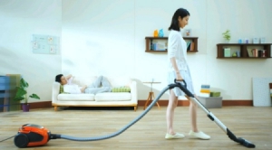 演奏音樂的靜音吸塵器