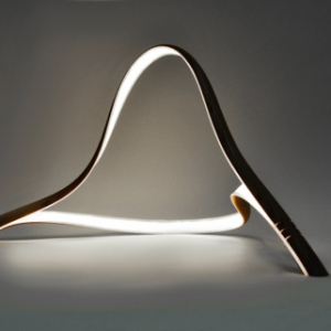 柔美的木工臺燈