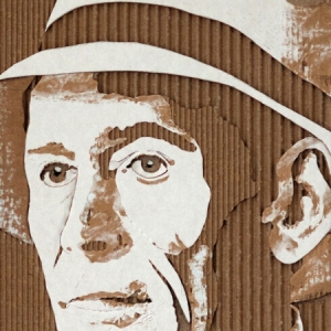 廢紙板上的人像剪影