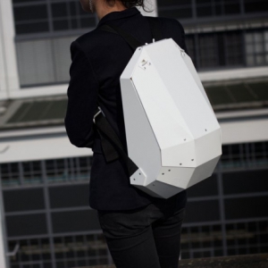 輕質(zhì)硬殼背包