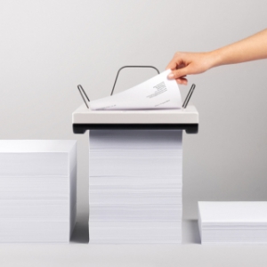 “蹲坐”在紙堆上的打印機(jī)