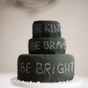 隨意涂鴉的“黑板”蛋糕