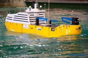 在海浪中平穩(wěn)前行的輪船