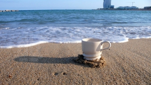 擰在沙灘上的杯子