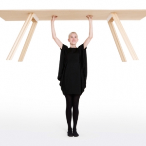 世界上最輕的純木桌子